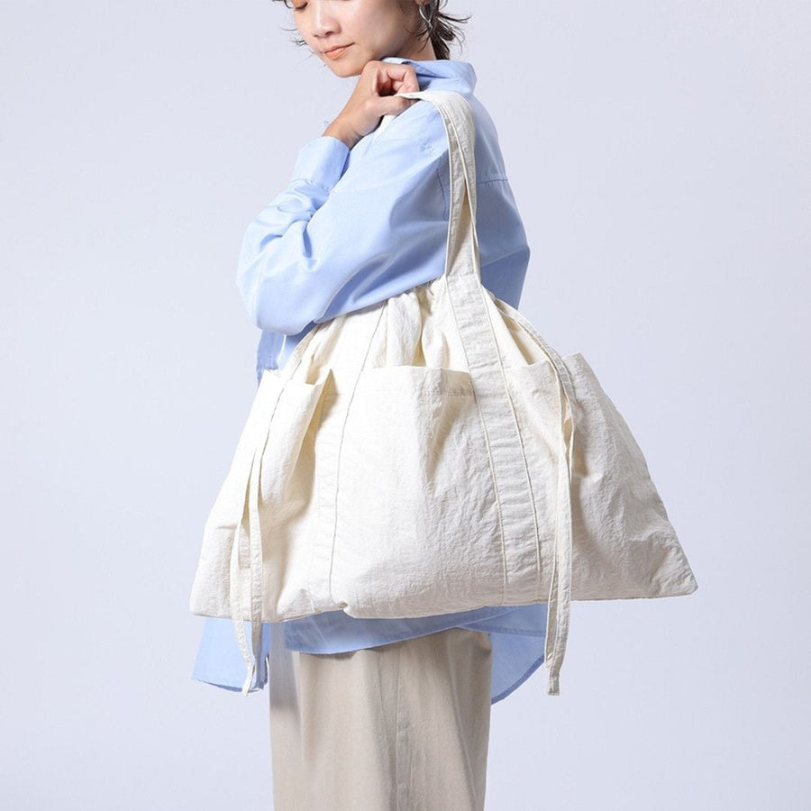 A water-repellent tote bag that can hold a lot of luggage