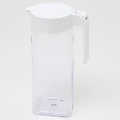 A water bottle that can be easily operated with one push and placed horizontally (2.1L, white)