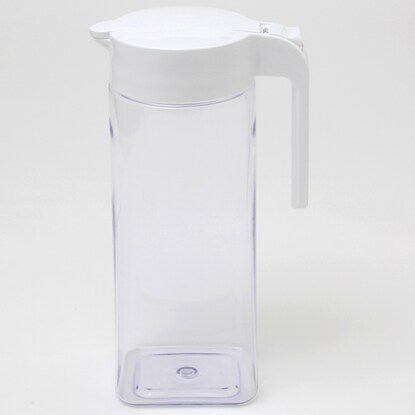 A water bottle that can be easily operated with one push and placed horizontally (2.1L, white)