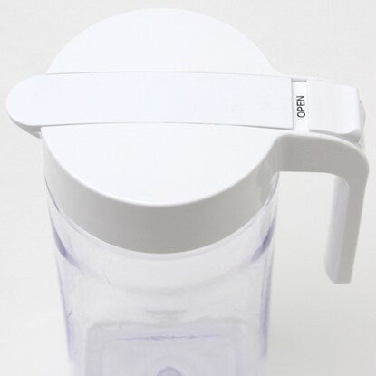 A water bottle that can be easily operated with one push and placed horizontally (2.1L, white)