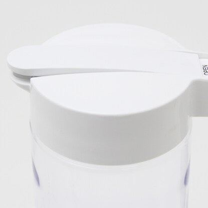 A water bottle that can be easily operated with one push and placed horizontally (2.1L, white)