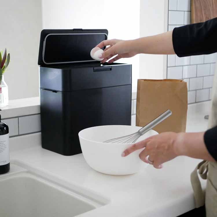 Seals 9.5 Airtight Dustbin, Black