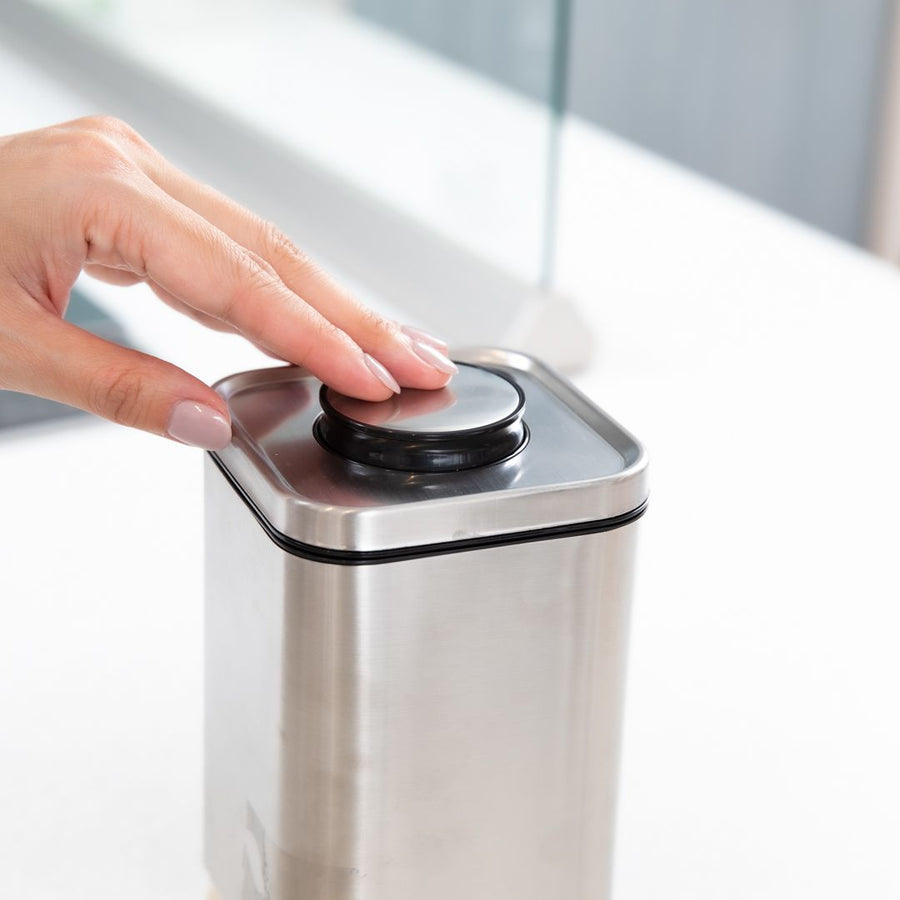 CUBE JAR WITH PRESS LID M