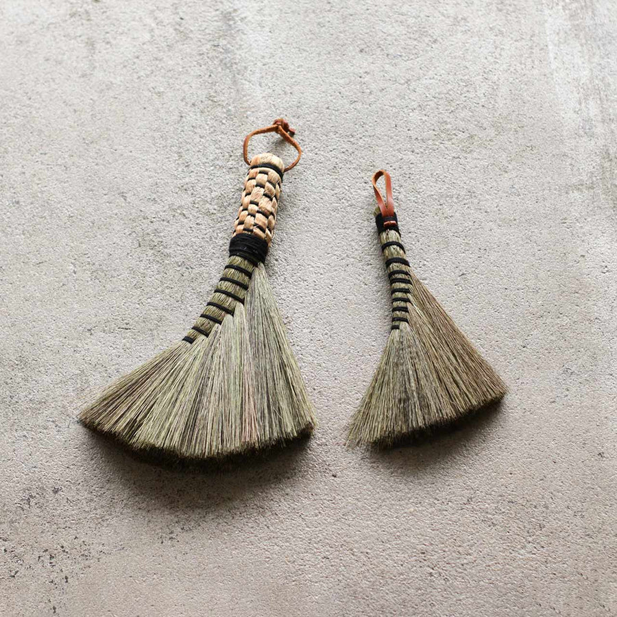 Tiger Grass Broom S