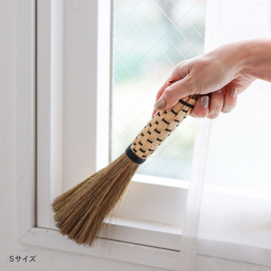 Tiger Grass Round Broom L