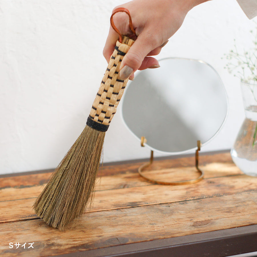 Tiger Grass Round Broom L