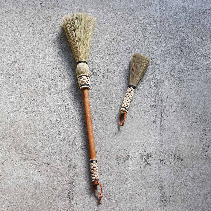 Tiger Grass Round Broom L