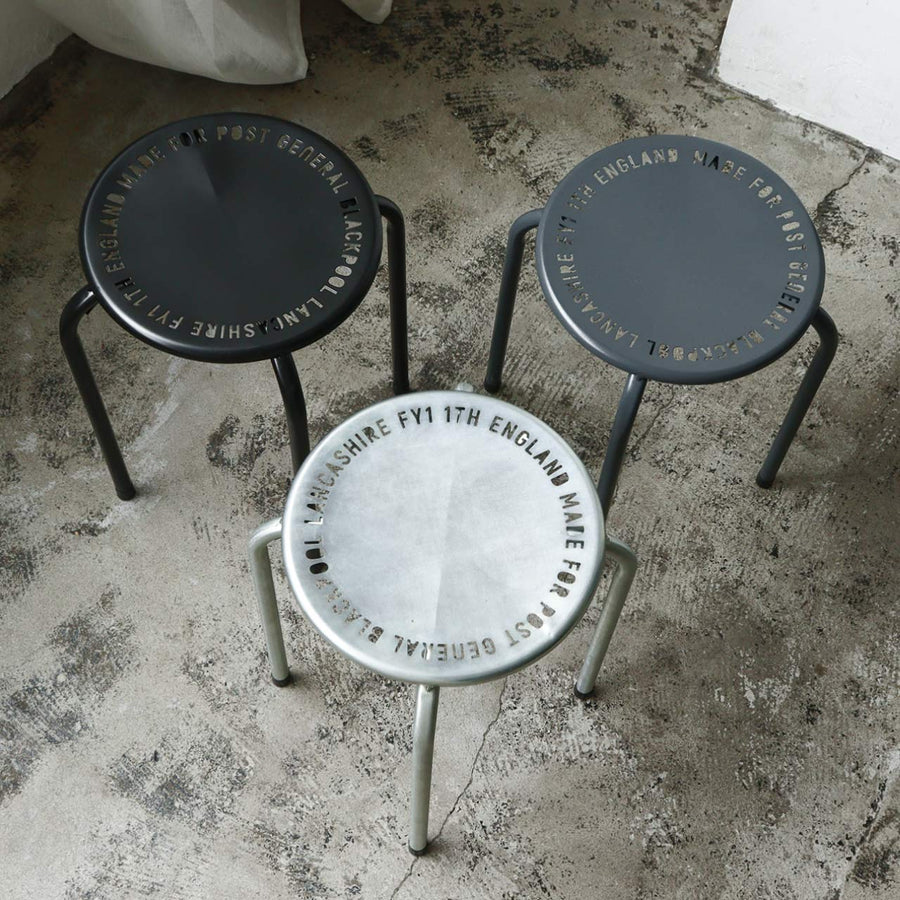 スタッカブルメタルスツール STACKABLE METAL STOOL