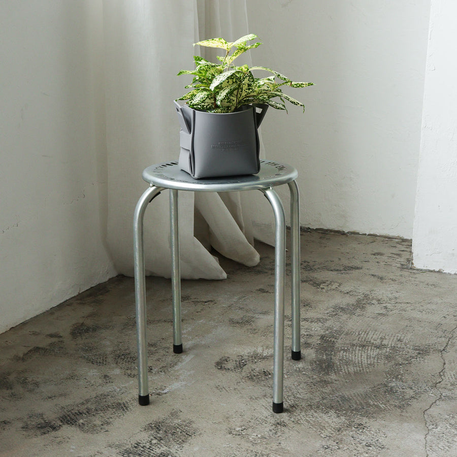 スタッカブルメタルスツール STACKABLE METAL STOOL