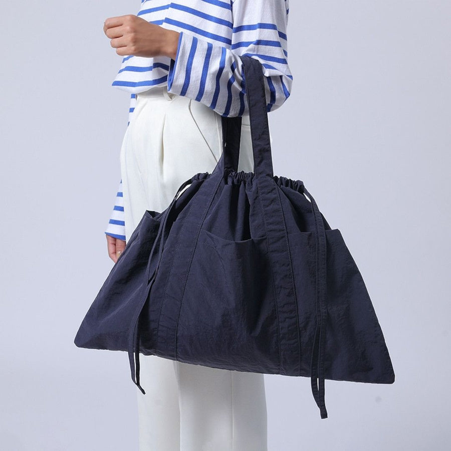 A water-repellent tote bag that can hold a lot of luggage