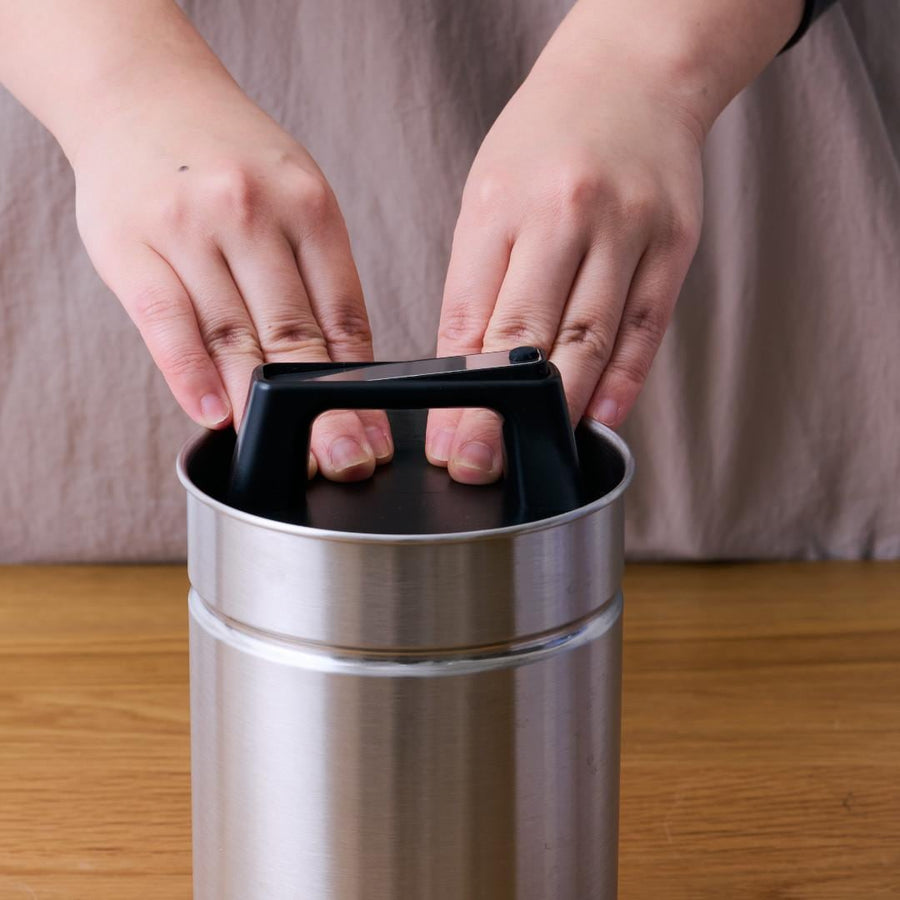 Sealable food waste canister