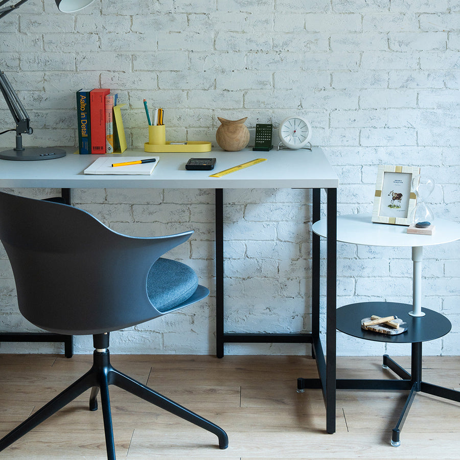 Smooth Round Chair With Arms Black Legs スムースラウンドチェア アーム付 ブラック脚