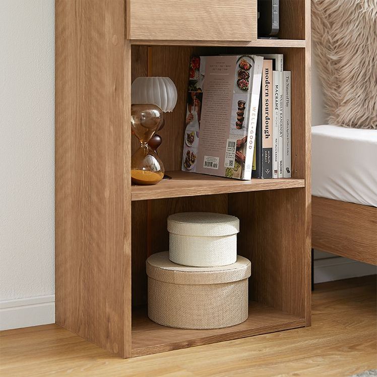 シンプルデザインの本棚