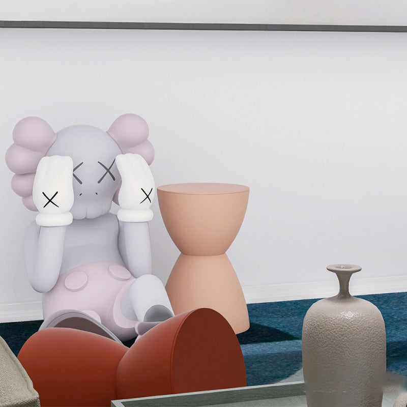 Hourglass-shaped round stool