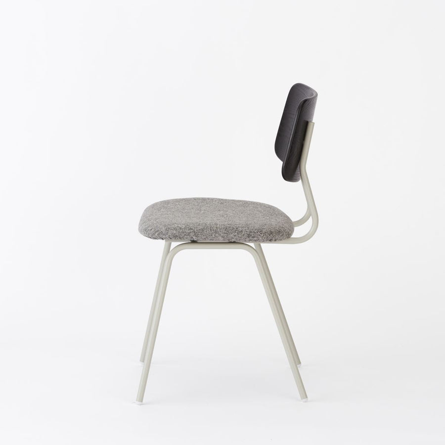 KUUM Chair shikaku Gray White Steel Frame Cushion Black Back クーム チェア シカク