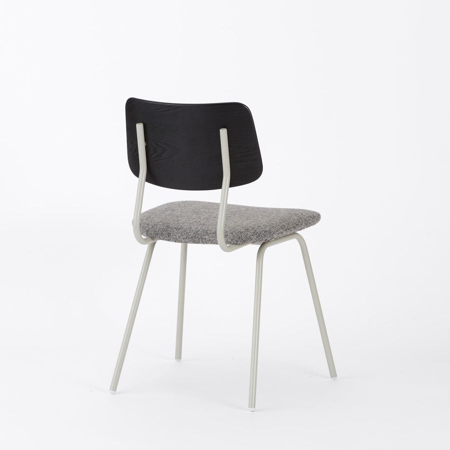 KUUM Chair shikaku Gray White Steel Frame Cushion Black Back クーム チェア シカク