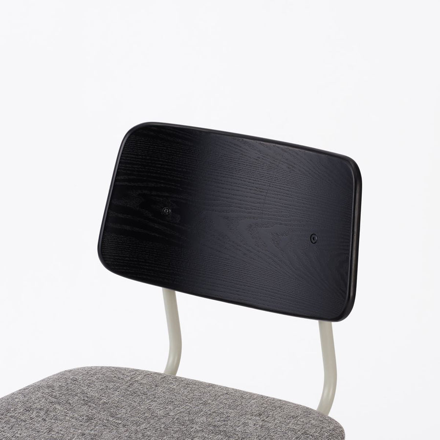 KUUM Chair shikaku Gray White Steel Frame Cushion Black Back クーム チェア シカク