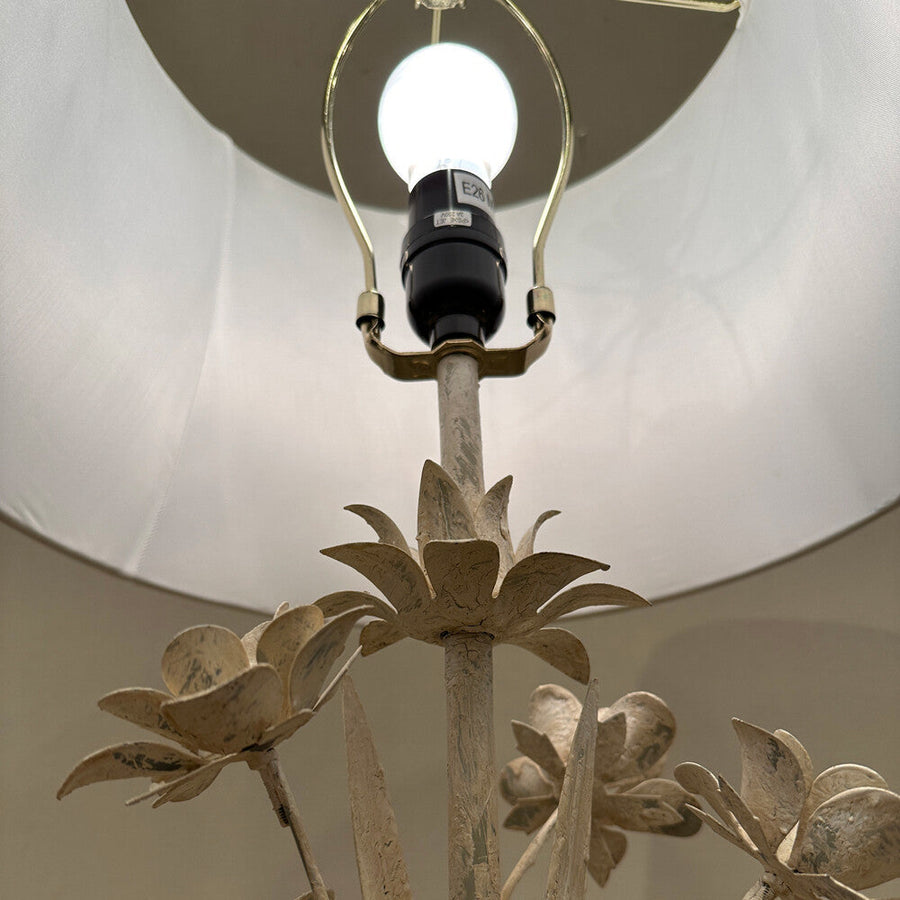 Antique style flower motif table lamp