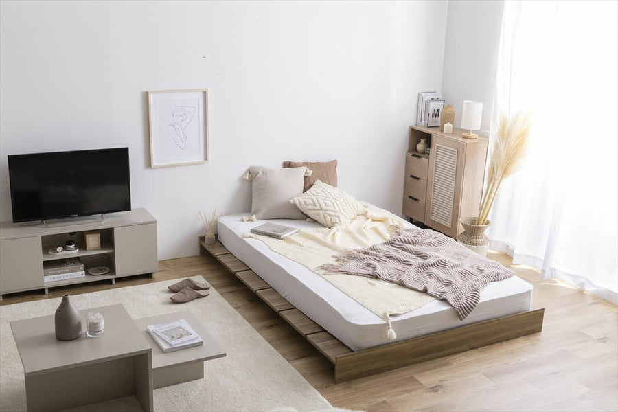 Scandinavian bonnell mattress with wide slatted semi-double low bed