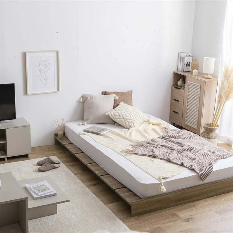 Scandinavian bonnell mattress with wide slatted semi-double low bed