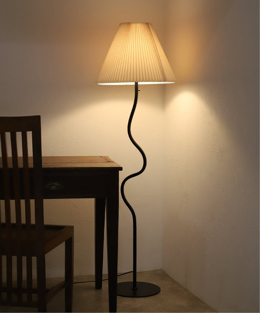 WAVY FLOOR LAMP