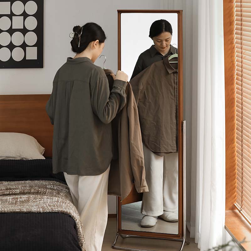 Boxwood stand mirror with storage function