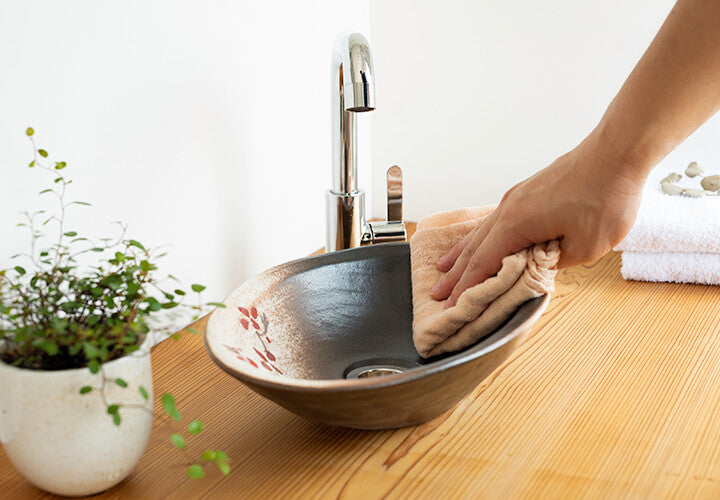 Modern Japanese-style Japanese-made ceramic oval hand washing basin with red-glazed drainage fittings