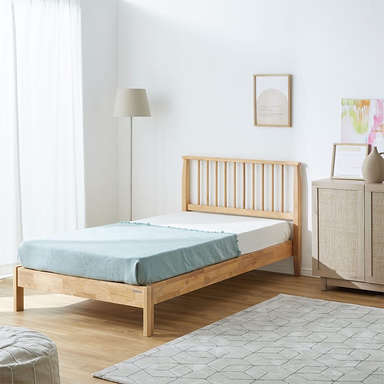 Slatted bed with headboard made of solid wood [S]