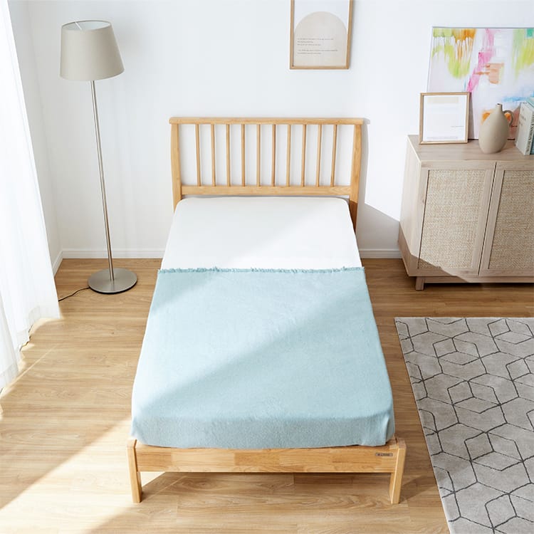 Slatted bed with headboard made of solid wood [S]